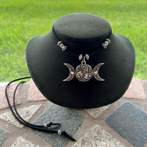 Triple moon celtic knot design choker necklace - Picture 10 of 13